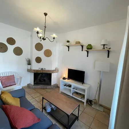 Agradable Con Chimenea En Interior *